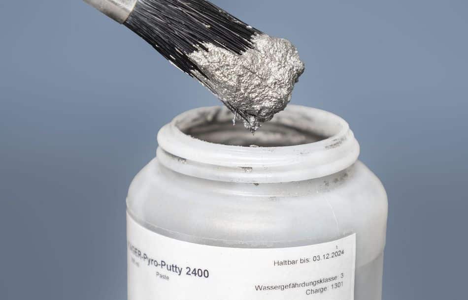 Reparaturkitt für Guss- und Stahlteile: Pyro-Putty 2400 von Kager ist eine metallisch-graue Paste